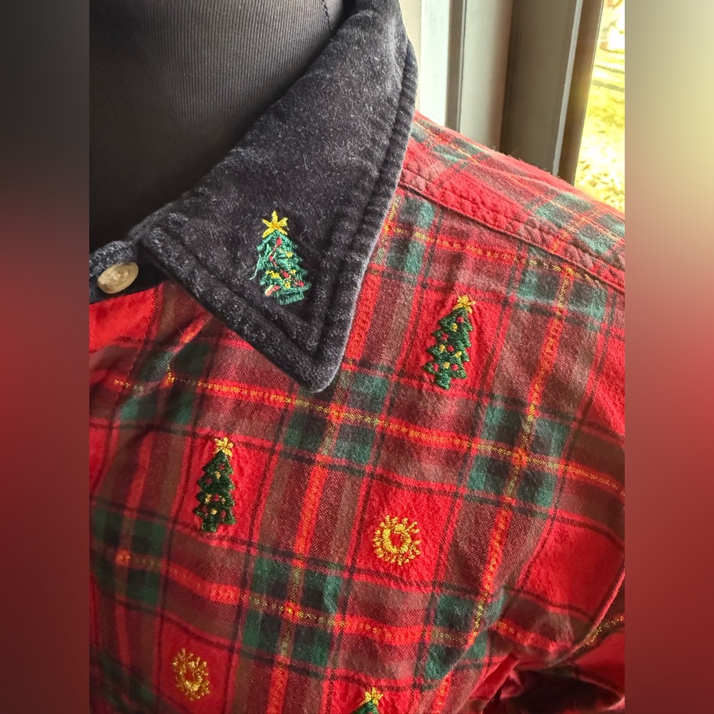 Vintage Bobbie Brooks embroidered holiday plaid button down shirt, size large - Picture 5 of 11